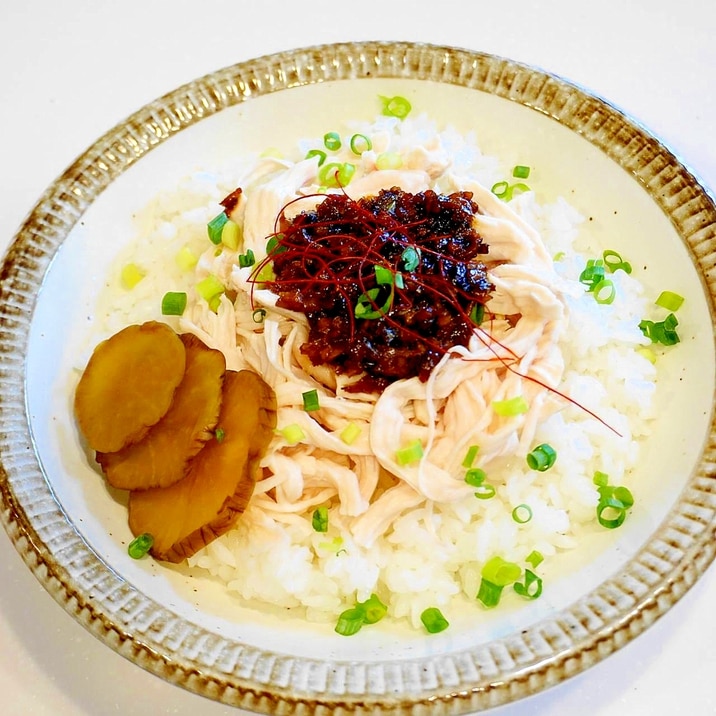 台湾屋台名物・魯肉飯の次は!鶏肉飯(ジーローハン)